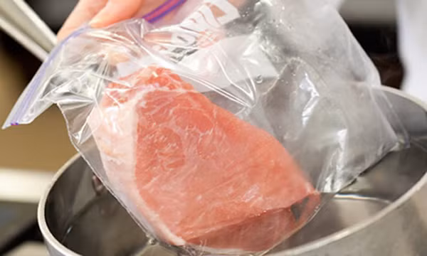 Để an toàn hơn, thịt nên được rã đông từ từ trong ngăn mát tủ lạnh. Nó có thể mất thời gian hơn song bù lại thịt nguyên liệu sẽ rất tươi. Nếu quá vội, bạn có thể bọc kín thịt rồi cho vào thau nước. Chú ý thay nước trong thau sau nửa tiếng cho đến khi thịt rã đông hoàn toàn.