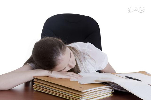 Giấc ngủ kéo dài 10-20 giây. Một số người không thể chợp mắt vào buổi trưa vì lý do công việc. Họ có thể nhắm mắt nghỉ ngơi 10-20 giây là có thể đạt được mục đích “sạc pin” nhanh.