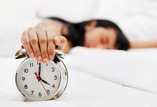 Bên cạnh việc chỉ ra khung thời gian ngủ trưa phù hợp, các nhà khoa học khuyên không nên nằm sấp khi ngủ. Đây là một trong những cách ngủ trưa không tốt. Tư thế này sẽ chèn ép các dây thần kinh, ảnh hưởng đến tốc độ phản ứng của não. Nằm sấp cũng gây chèn ép nhãn cầu, gây hại cho thị lực. Không nên ngủ trưa quá muộn. Điều này sẽ làm rối loạn đồng hồ sinh học, khiến giấc ngủ ban đêm không được đảm bảo.