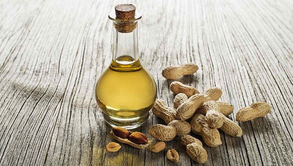 Theo quy trình chế biến công nghiệp, lạc cần trải qua nhiều bước trong quá trình chiết xuất, có khả năng loại bỏ độc tố nguy hiểm. Tuy nhiên, dầu lạc ép thủ công khó có thể đảm bảo tiêu chuẩn an toàn. Chúng có thể chứa aflatoxin mà mắt thường không nhận biết được.