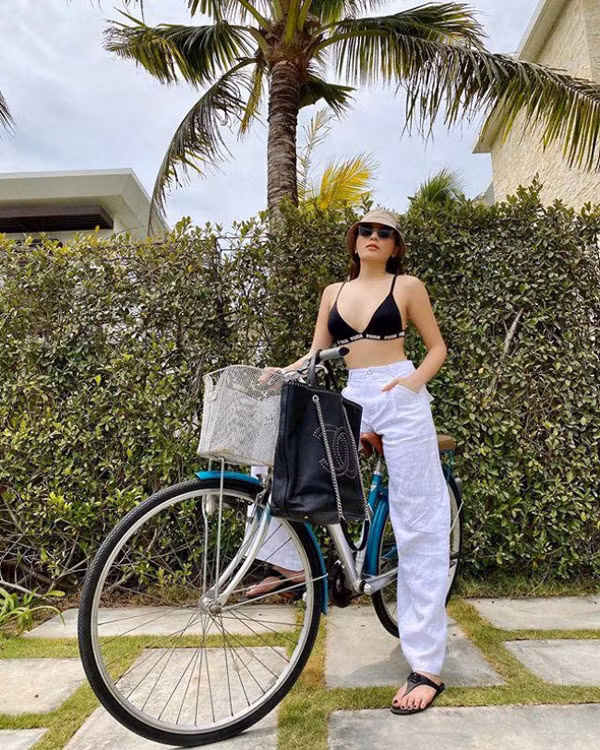 Dù vậy, bikini là loại trang phục không hề phù hợp với bộ môn thể thao đạp xe. Mặc bikini chỉ nên dừng lại ở việc chụp ảnh tạo dáng với xe đạp, còn sử dụng như một trang phục chuyên nghiệp thì không nên. Ảnh: Internet