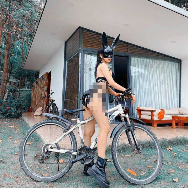 Hot tiktoker Lê Bống từng khiến người hâm mộ đứng ngồi không yên với set đồ táo bạo. Trong hình, 9X diện nguyên set đồ nội y cosplay “gái hư” cùng góc chụp phô diễn đường cong chữ S.