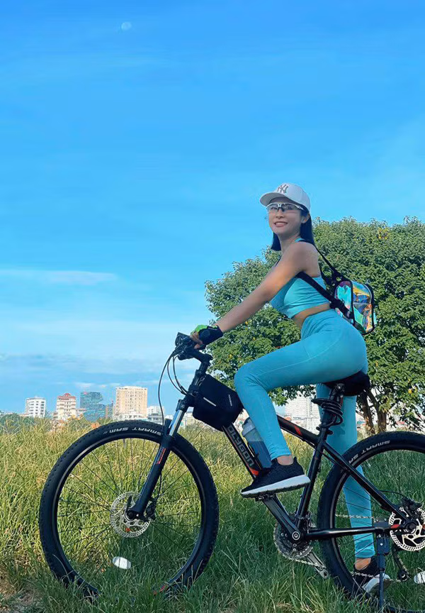 Xe đạp không chỉ là phương tiện di chuyển, nó còn là phương tiện của một bộ môn thể thao. Khi luyện tập với xe đạp, bạn dễ dàng nhận được những lợi ích sức khỏe tuyệt vời như tăng cường sức khỏe tim mạch, cải thiện độ săn chắc cơ bắp, siết eo, tăng cường sức mạnh hệ xương...