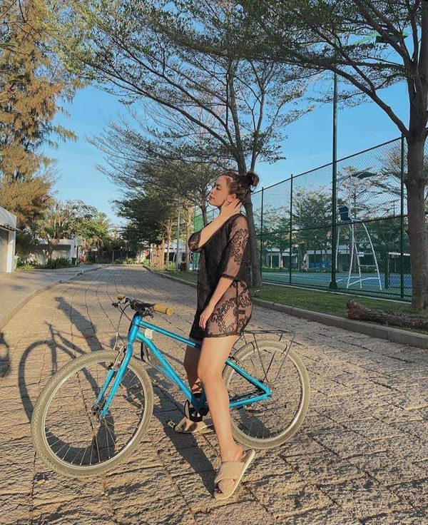 Hoàng Thùy Linh cũng có màn thả dáng với bikini khi đi xe đạp nhưng kín đáo hơn với chiếc áo ren oversize bên ngoài.
