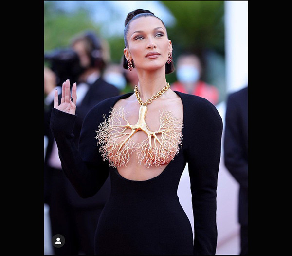 Việc phô diễn nét gợi cảm trên cơ thể không xấu. Tuy nhiên làm thế nào để không gây phản cảm đòi hỏi sự tinh tế trong từng chi tiết, không phải ai cũng làm được.