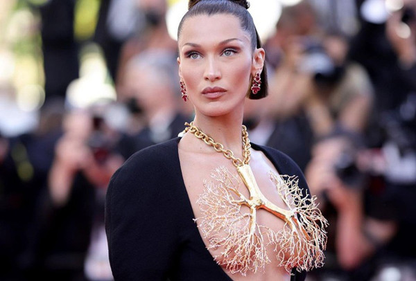 Có thể nói, màn phô ngực của Bella Hadid là số ít trường hợp để lộ vùng kín mà vẫn được khen hết lời. Làm được điều này là nhờ sự tinh tế trong cách phối đồ.