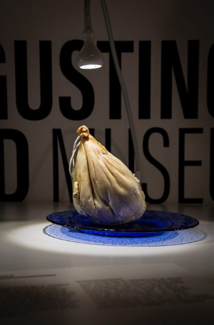 Su Callu Sardu là loại pho mát được làm từ dạ dày con dê con buộc lại, với bên trong là sữa mẹ (sữa dê tươi). Pho mát được ủ ít nhất từ hai đến bốn tháng, sau đó được ăn lát trên bánh mì, bao gồm cả dạ dày hoặc chiên trong mỡ lợn.