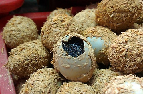 Qua quá trình này, lòng đỏ chuyển sang màu xanh đậm hoặc xám, lòng trắng trở thành thạch màu nâu sẫm, trong mờ và có vị mặn. 