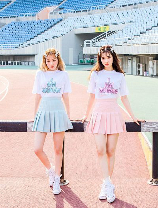 Được biết, trước đây quần vợt là môn thể thao thường dành cho tầng lớp trung lưu, thượng lưu. Bởi vậy chúng được đặt cho những mỹ danh như "môn thể thao quý tộc", "môn thể thao nhà giàu". Để xứng tầm đẳng cấp, trang phục mặc khi đi chơi quần vợt cũng đầu tư không kém.