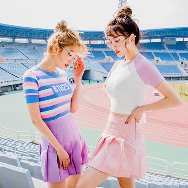 Theo thời gian, chân váy xếp ly dáng xòe ngày càng “thống trị” trên sân bóng. Không chỉ chinh phục những người chơi, chiếc váy “nhà giàu” tôn dáng, tạo phong cách trẻ trung nên được nhiều chị em ưa chuộng, chọn mặc hàng ngày. Ảnh: Dailymail, Internet