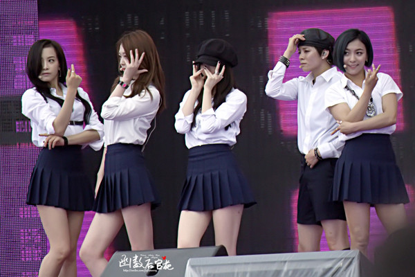 Ưu điểm của thiết kế này là phom dáng thể thao giúp người mặc trẻ trung, năng động hơn rất nhiều. Đặc biệt, đôi chân thon dài như kiếm Nhật cũng được phô trọn.