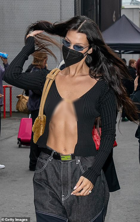 Chiếc áo nhỏ xíu chỉ được buộc hờ hững sợi dây lỏng lẻo ở giữa, kết hợp mốt không nội y, khiến nàng người mẫu 24 tuổi lộ gần hết vòng một gợi cảm.