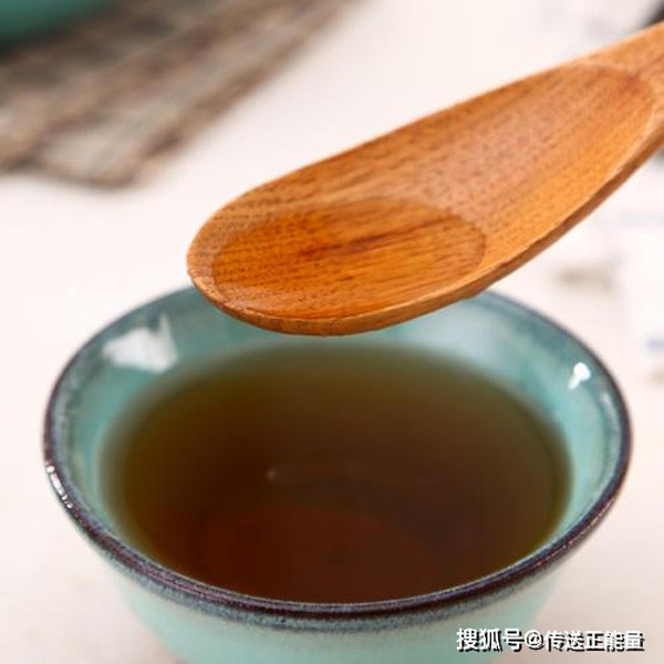 Rượu. Dùng rượu nấu ăn giúp khử mùi tanh, khiến món ngon đậm vị. Dù vậy rượu chứa cồn nên không có lợi cho trẻ. Bản thân hệ tiêu hóa của trẻ khá yếu, nếu thường xuyên ăn món chứa cồn sẽ gây khó tiêu, thức ăn tích tụ gây gánh nặng cho dạ dày.