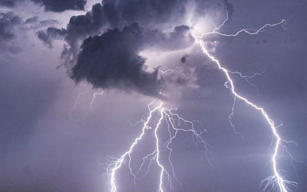 Nguyên nhân bởi sét có thể truyền qua dây điện và các vật liệu dẫn điện.