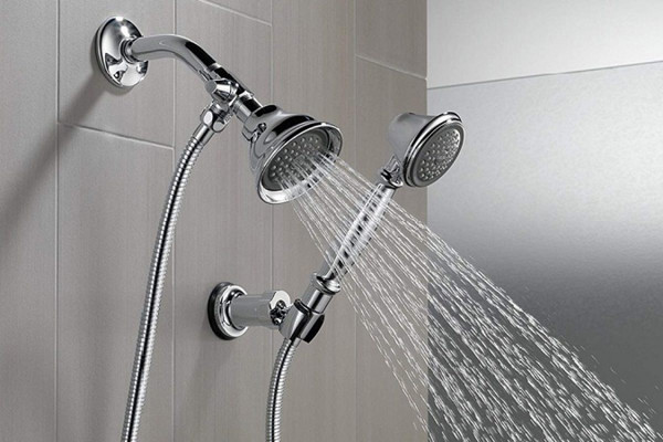 Theo CDC, sét có thể đi qua hệ thống nước của căn nhà, các ion tự do trong nước chính là nguồn dẫn điện. Điều này đồng nghĩa với việc bạn có nguy cơ bị sét đánh khi tắm. 