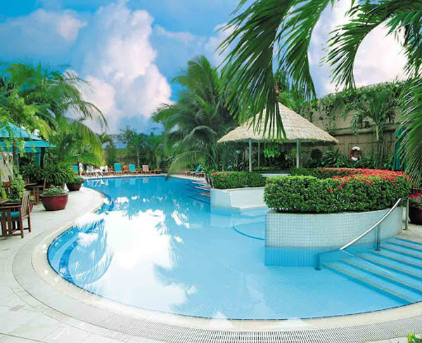 Cụ thể, ngửi thấy mùi ozone khi đang bơi, điều này đồng nghĩa với việc bạn đang đối diện với nguy hiểm cận kề. Theo IIllinois Extension tại Đại học Illinois Urbana-Champaign, mùi ozone trong không khí có thể là kết quả của một cơn bão gần đó.