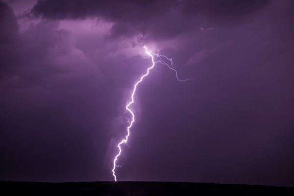 Hầu hết số này sẽ gắn lại với nhau khi nhiệt độ hạ xuống, nhưng vẫn có một vài nhóm bị đảo lộn. Ví dụ, các nguyên tử O sẽ kết hợp với phân tử O2, tạo ra O3 (khí ozone). Và nếu ozone được tạo ra ở mật độ đủ, nó sẽ để lại một mùi hương rất đặc trưng mà bạn sẽ nhận ra ngay ở thời điểm sét bắt đầu đánh.