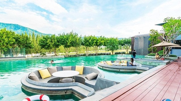 Nắng nóng gay gắt khiến nhiều người muốn ngâm mình trong làn nước mát. Vậy nhưng bên cạnh nguy cơ đuối nước, chuyên gia sức khỏe cho biết bơi lội còn có một mối nguy hiểm đáng kể vào mùa hè. Khi phát hiện sự khác thường này, bạn cần rời bể càng sớm càng tốt.