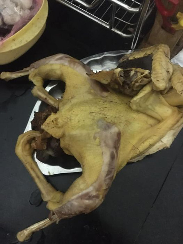 Không quá lời khi nói gà luộc được mệnh danh là một trong những món ăn gây “rạn nứt tình cảm gia đình” nhất với hội chị em.