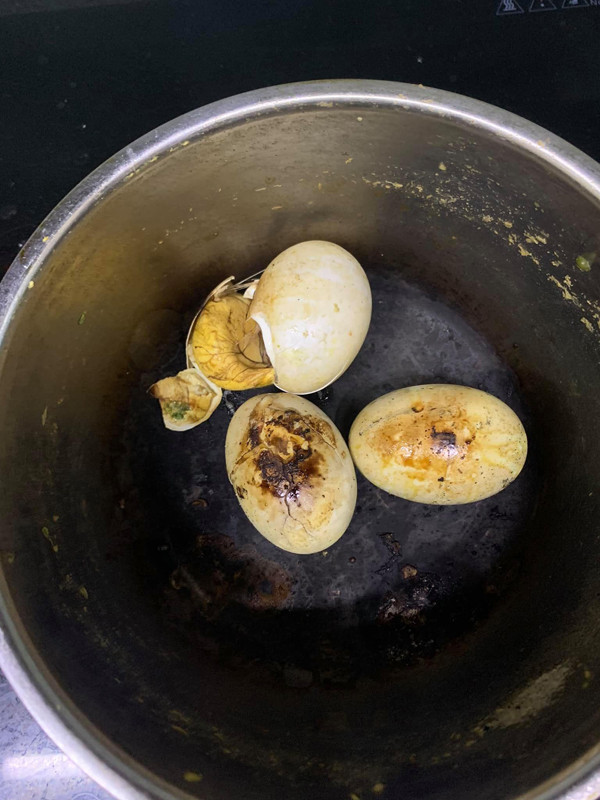 Trứng luộc được nhiều người đánh giá là món ăn dễ chế biến nhất bởi chỉ cần đổ nước vào nồi rồi nổi lửa. Dễ là vậy mà chủ nhân này vẫn khiến người khác “khóc thét” khi nhìn vào thành phẩm.