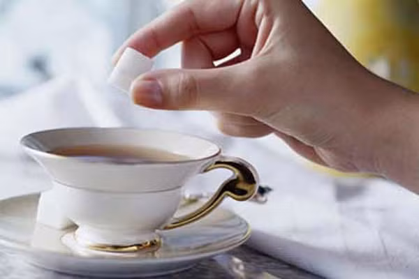 Ngoài nguy cơ ung thư thực quản, tiến sĩ Rachel Thompson làm việc tại WCRF cũng khuyến nghị, cho đường vào cà phê khiến bạn tăng nguy cơ bị thừa cân, các vấn đề về tim và bệnh tiểu đường. Ảnh: Internet