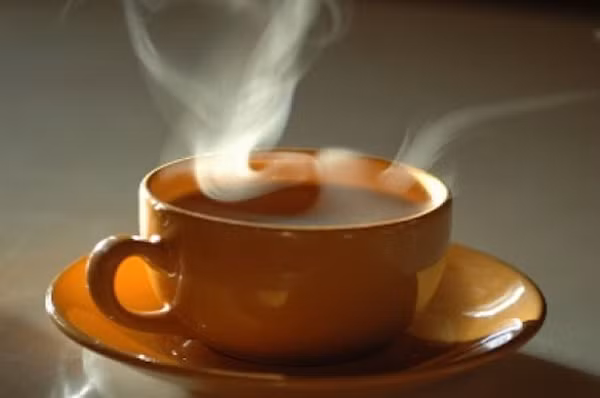 Uống cà phê quá nóng. Theo các nhà khoa học, cách uống cà phê gây hại nhất là thưởng thức khi quá nóng. Nhiệt độ đồ uống cao có thể làm tổn thương niêm mạc thực quản, làm tăng nguy cơ ung thư.