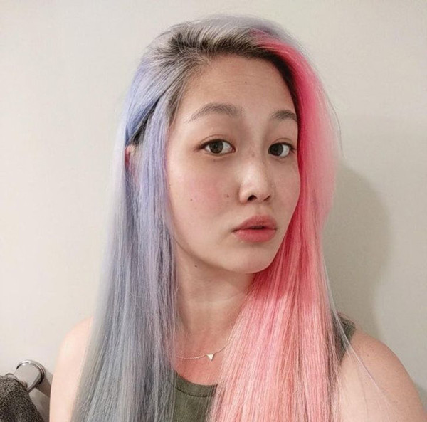 Quá đam mê hình ảnh công chúa kẹo bông trong Adventure Time, cô gái sẵn sàng nhuộm màu, tạo kiểu theo cách không giống ai.