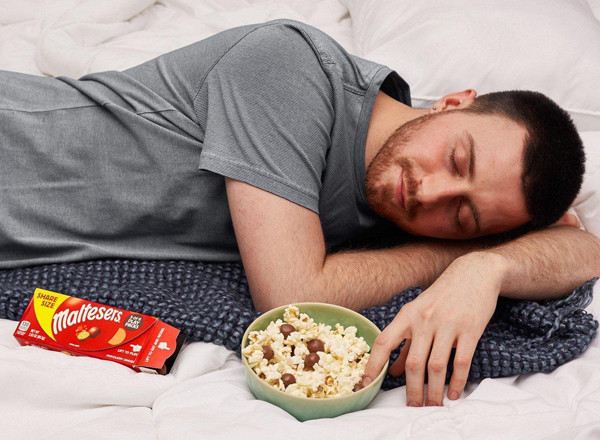 Thời điểm nguy hiểm này, lượng máu cung cấp cho tim và não sẽ giảm, khiến cơ thể dễ đối diện với các bệnh mạch máu. Để đảm bảo sức khỏe, bạn nên chú ý kiểm soát lượng thức ăn đưa vào. Chỉ nên ăn chừng mực, không nên vì quá yêu thích mà ăn quá no.