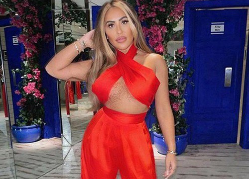 Mẫu áo được thiết kế theo xu hướng underboob, để lộ đường cong hấp dẫn nhất trên cơ thể phụ nữ. Không giống mẫu áo croptop hở chân ngực từng “làm mưa làm gió” một thời, mẫu áo 2 vạt chéo chữ X táo bạo hơn nhiều.