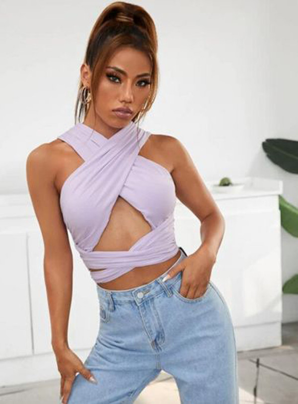 Không chỉ khoe thềm ngực căng tràn, áo 2 vạt chữ X còn phô diễn được vòng eo nhỏ gọn. Áo cũng mang lại vẻ ngoài trẻ trung và năng động cho người mặc.