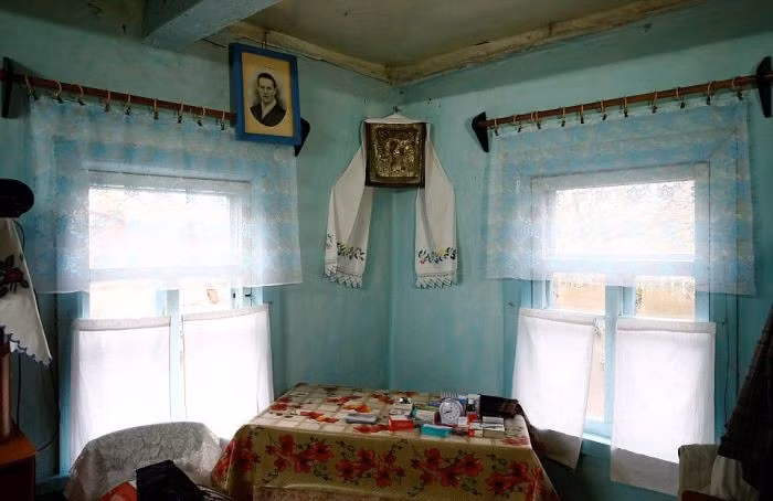 Căn phòng giản dị của ông lão sống ở vùng giáp ranh với vùng cấm sinh sống sau thảm họa hạt nhân Chernobyl.