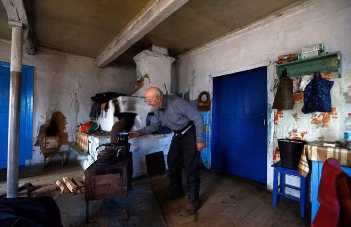 Ông Ivan nấu nướng bên chiếc lò có tuổi đời hàng chục năm.