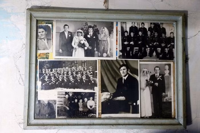 Các tấm ảnh kỉ niệm trong cuộc đời ông Ivan treo trong nhà.
