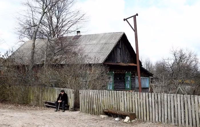 Mỗi tuần, một chiếc xe lưu động mang theo các đồ nhu yếu phẩm thường ghé tới làng. Qua đó, ông có thể đặt mua các thứ.