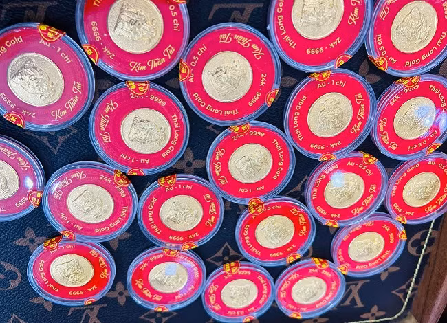 Ha Tinh: Nguoi dan do xo di mua vang trong ngay Via Than Tai-Hinh-5