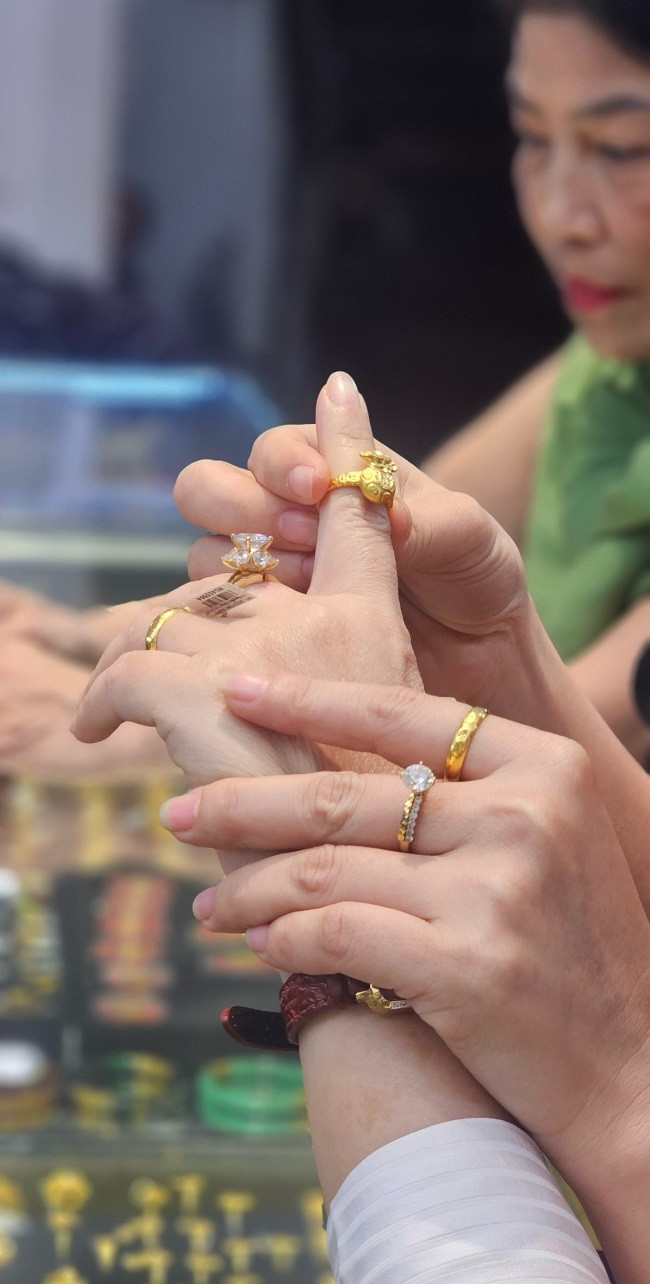 Ha Tinh: Nguoi dan do xo di mua vang trong ngay Via Than Tai-Hinh-4