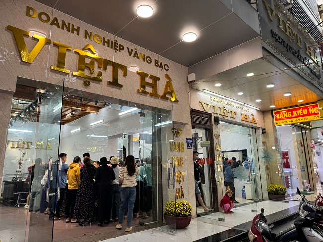 Hà Tĩnh: Người dân đổ xô đi mua vàng trong ngày Vía Thần Tài - Hình 2 Ha Tinh: Nguoi dan do xo di mua vang trong ngay Via Than Tai-Hinh-2