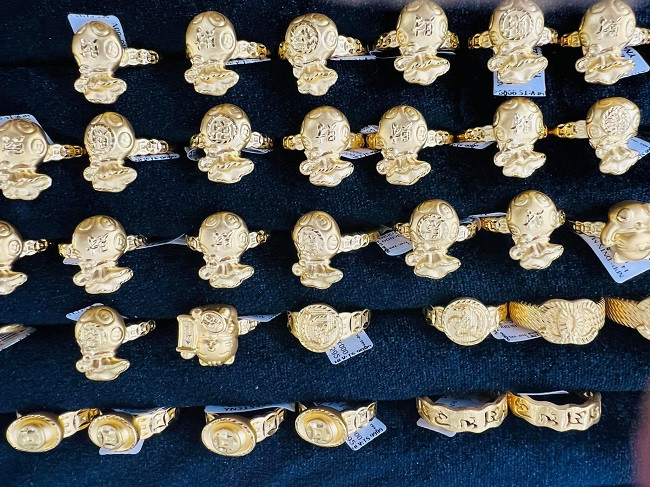 Ha Tinh: Nguoi dan do xo di mua vang trong ngay Via Than Tai-Hinh-3