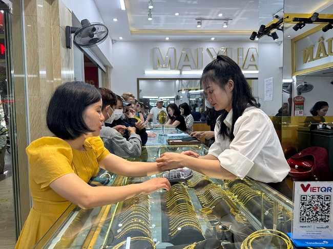 Hà Tĩnh: Người dân đổ xô đi mua vàng trong ngày Vía Thần Tài Ha Tinh: Nguoi dan do xo di mua vang trong ngay Via Than Tai