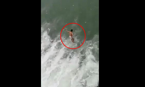 Nhảy từ trên thành thủy điện xuống dòng nước chảy xiết là hành động cực kỳ nguy hiểm.