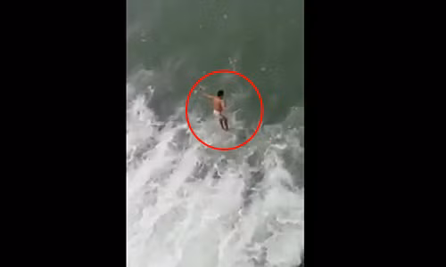 Nhảy từ trên thành thủy điện xuống dòng nước chảy xiết là hành động cực kỳ nguy hiểm.