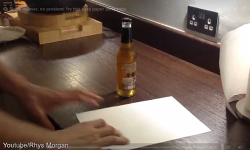 Cach mo nap bia trong 1 giay chi bang... mot to giay