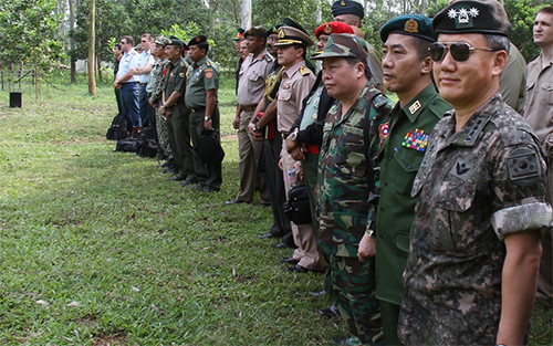 Tùy viên quân sự các nước trên thao trường, theo dõi trình diễn kỹ thuật đặc công. Đại tá Mullath Sri Kumar, Tùy viên Quốc phòng Ấn Độ, Trưởng đoàn Tùy viên quân sự các nước tại Việt Nam, đã cảm ơn sự đón tiếp chu đáo, trọng thị của nhà trường và bày tỏ sự ấn tượng về chuyến thăm.