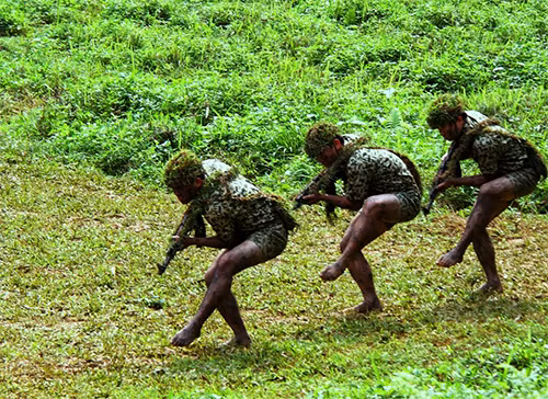 Vận động đội hình.