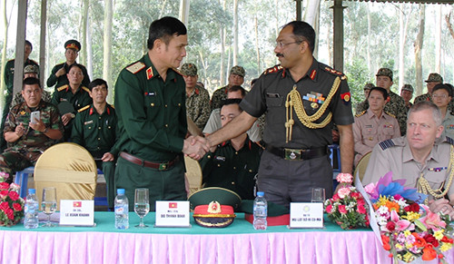 Ngày 30/3, Đoàn Tùy viên quân sự các nước tại Việt Nam đã đến thăm Trường Sĩ quan Đặc công, Binh chủng Đặc công. Trong ảnh, Thiếu tướng Đỗ Thanh Bình, Tư lệnh Binh chủng Đặc công chào mừng Đại tá Mullath Sri Kumar, Tùy viên Quốc phòng Ấn Độ, Trưởng đoàn Tùy viên quân sự các nước tại Việt Nam.