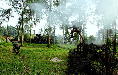 Chiến sĩ đặc công vượt chướng ngại vật.