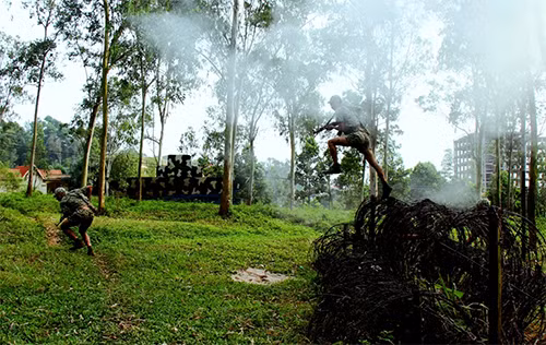 Chiến sĩ đặc công vượt chướng ngại vật.