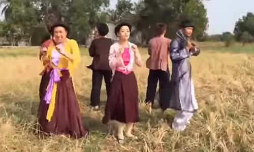 Chipu mac yem, tung bung nhay “Vu dieu cong chieng” giua dong