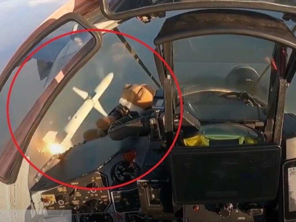 Không quân Ukraine đang triển khai tên lửa diệt radar AGM-88 HARM do Mỹ chế tạo trên nhiều tiêm kích Su-27 và MiG-29 được điều chỉnh. Các tiêm kích dường như không phải chỉnh sửa nhiều, chỉ cần lắp giá treo dành riêng cho tên lửa HARM và thay đổi dữ liệu trong máy tính điều khiển hỏa lực.