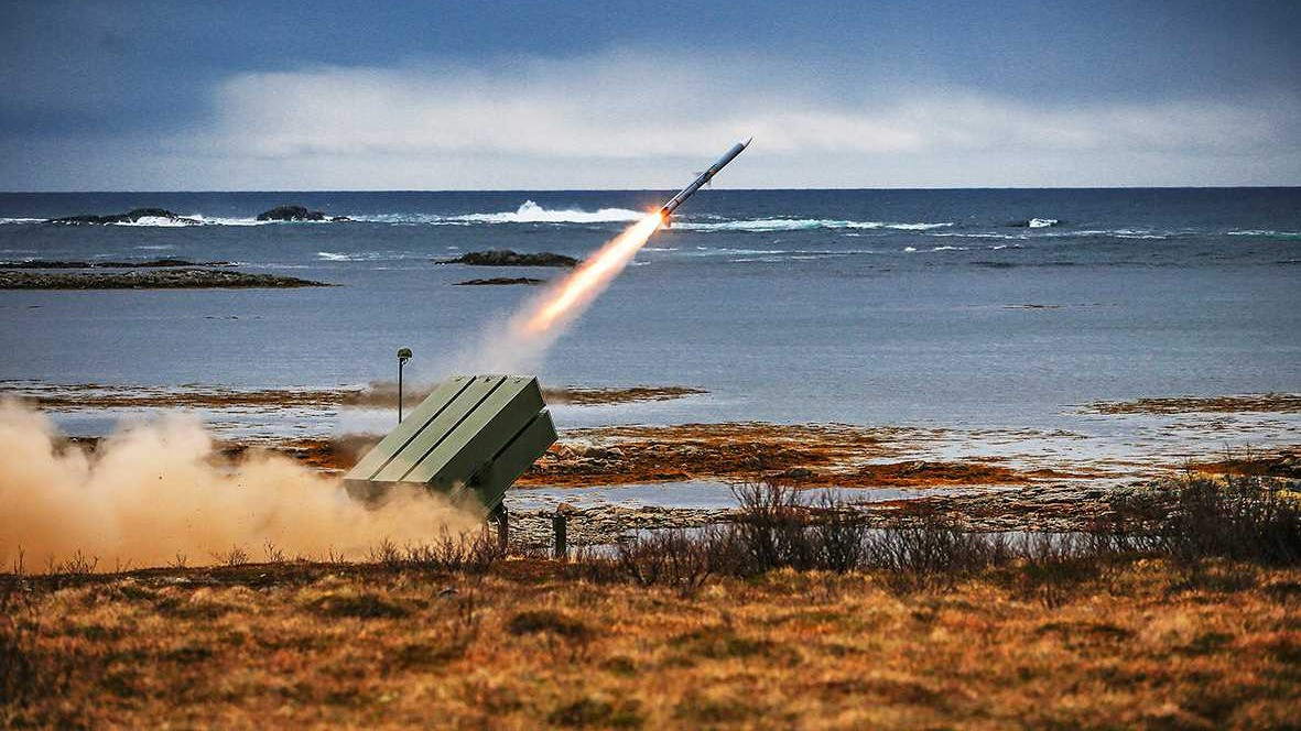 NASAMS là viết tắt của Tổ hợp Phòng không Tiên tiến của Na Uy, sử dụng tên lửa không đối không AIM-120 AMRAAM, có tầm bắn khoảng 25-30 km và độ chính xác cao. Tổ hợp này cũng có thể khai hỏa bất cứ mẫu tên lửa được dùng trên tiêm kích NATO.